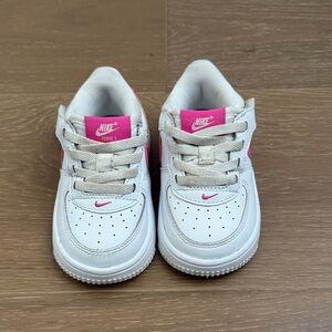 Nike Kids Sneakers in White and Pink